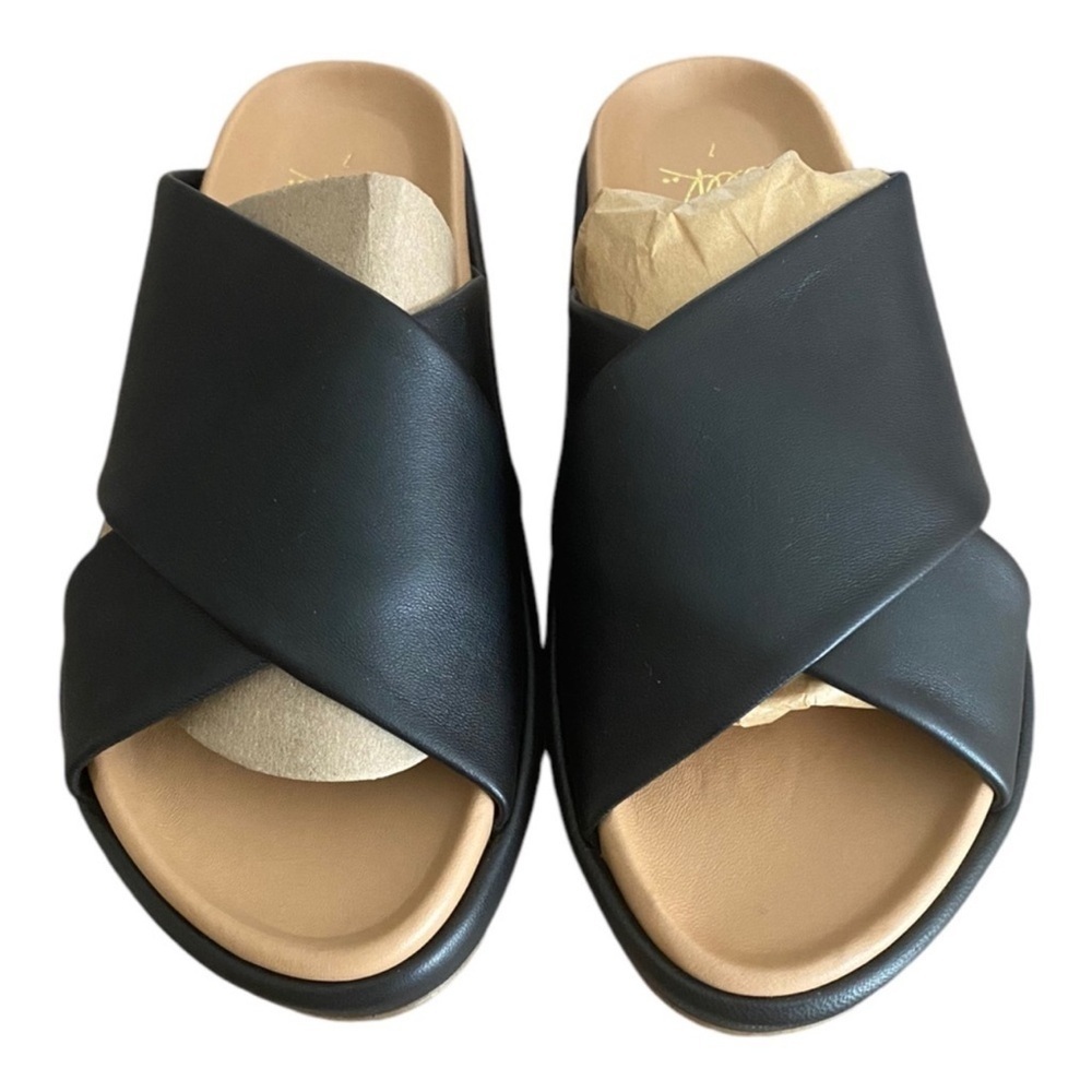 New BEEK Women's Kite Leather Platform
Crisscross Black Slide Sandal - Picture 2 of 7